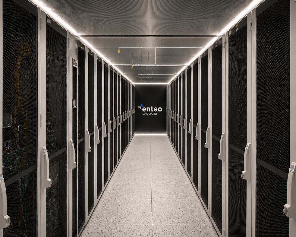 Centrum danych Cloudpoint — korytarz serwerów, zimna/gorąca aleja